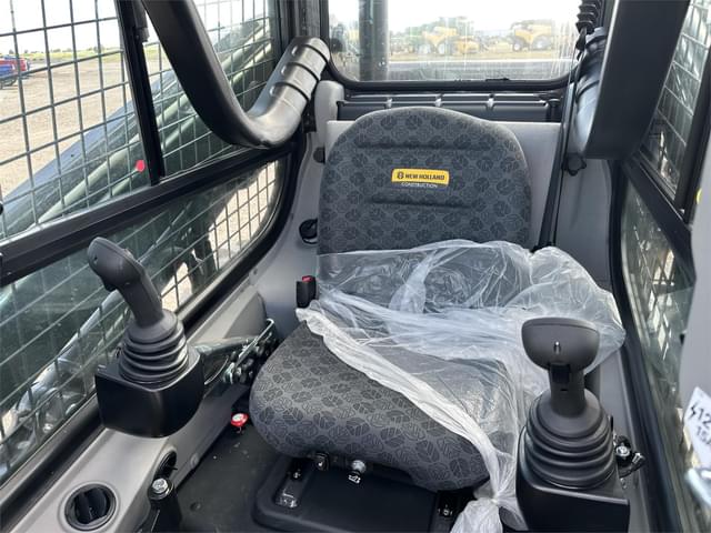 Image of New Holland L334 equipment image 3