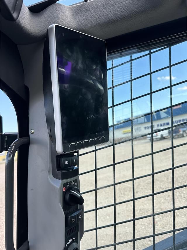 Image of New Holland L334 equipment image 4