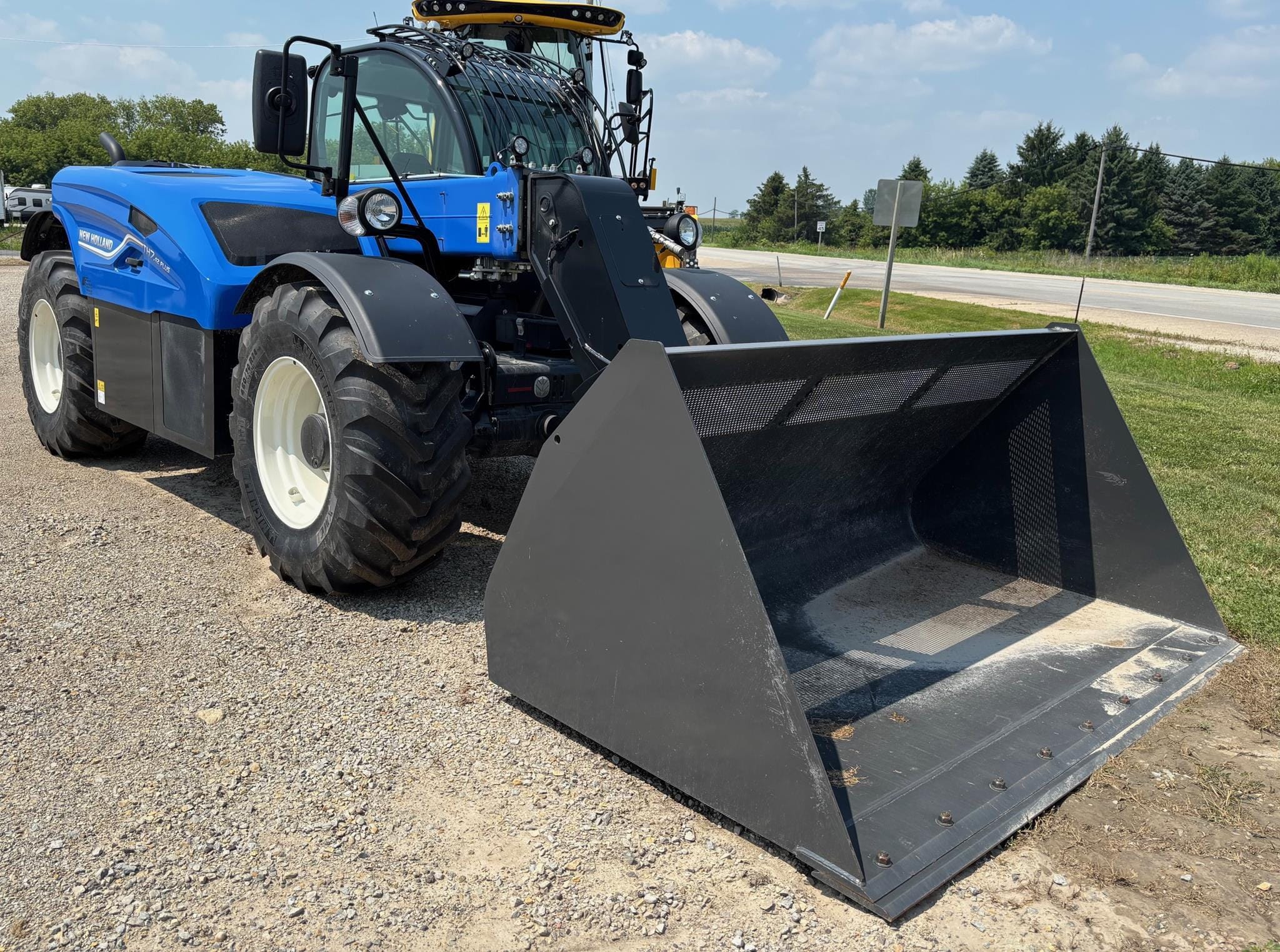 2025 New Holland TH7.42 Plus Equipment Image0