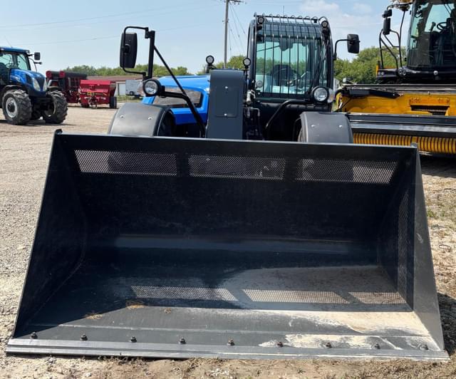 Image of New Holland TH7.42 Plus equipment image 2