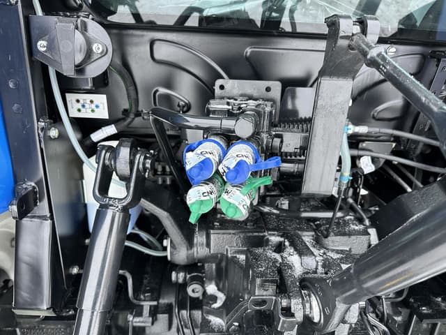 Image of New Holland Workmaster 120 equipment image 4