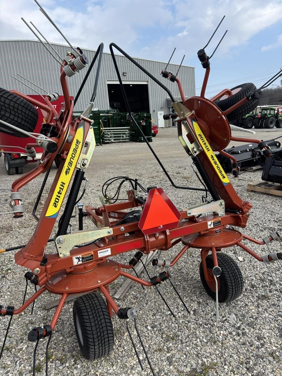 2025 Pequea HT4102 Equipment Image0