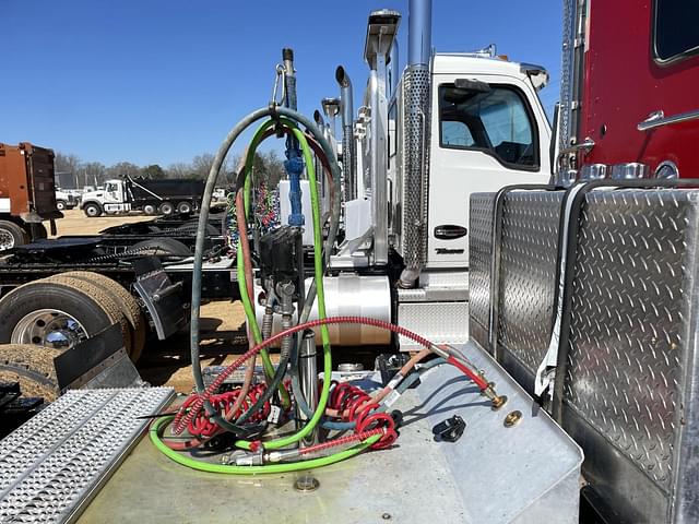 Image of Peterbilt 567 equipment image 4