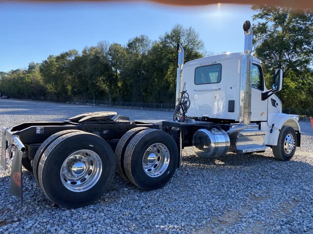 Image of Peterbilt 567 equipment image 2
