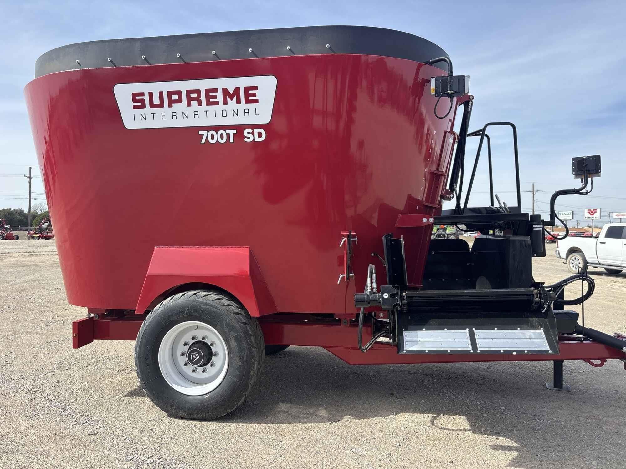 2025 Supreme 700T SD Equipment Image0