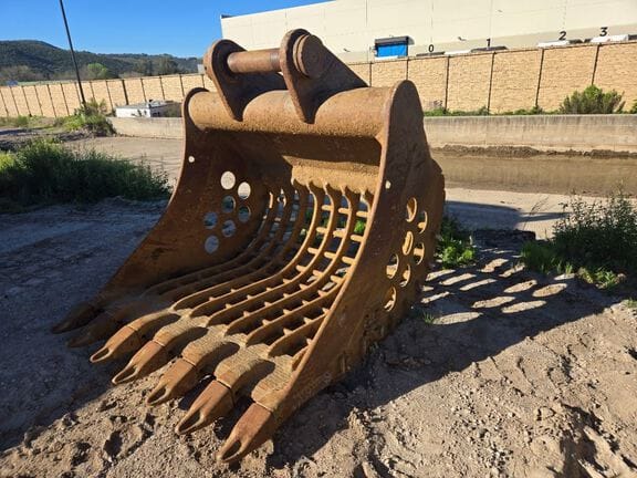 Undetermined Skeleton Bucket Equipment Image0