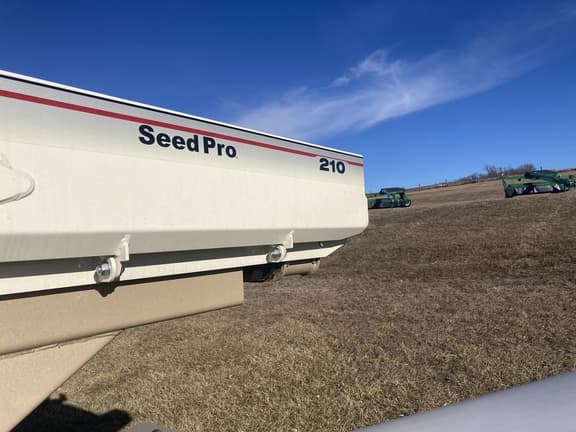 Image of Unverferth Seed Pro 210 equipment image 2