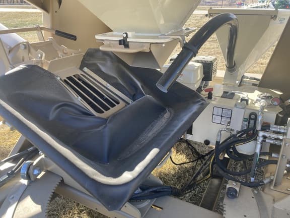 Image of Unverferth Seed Pro 210 equipment image 4