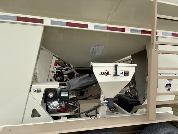 Image of Unverferth Seed Runner 3755XL equipment image 4