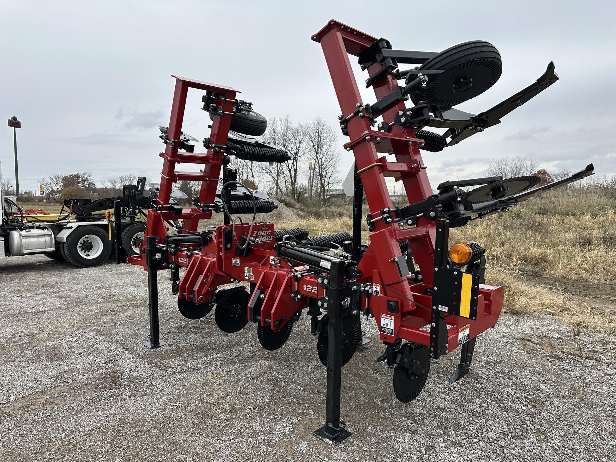 2025 Unverferth Zone-Builder 122 Equipment Image0