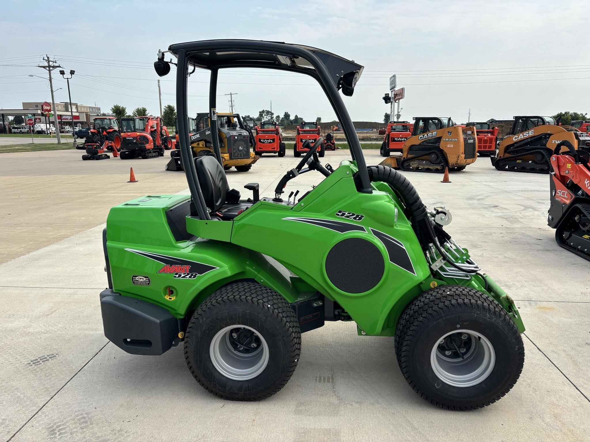 2026 AVANT 528 Equipment Image0