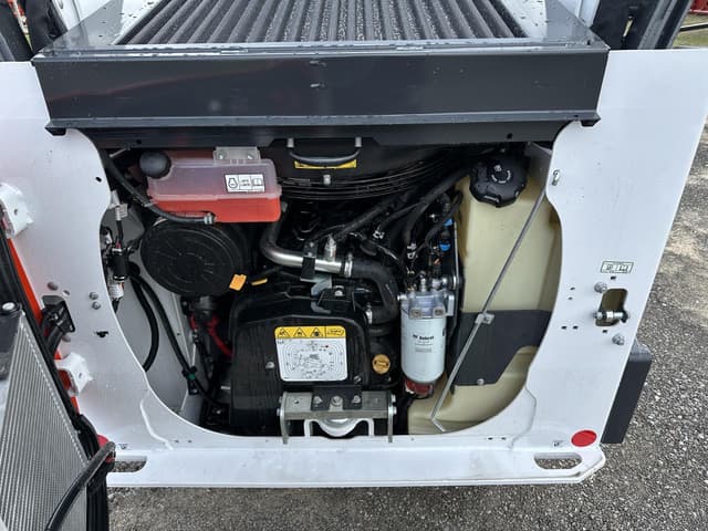 Image of Bobcat T66 equipment image 4