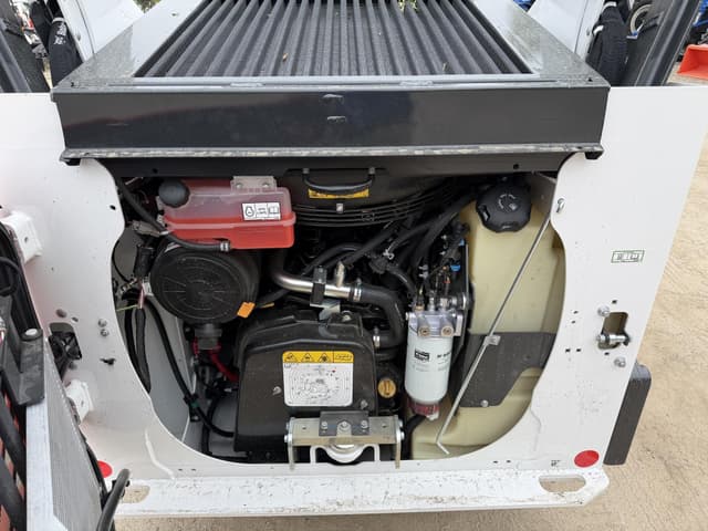 Image of Bobcat T66 equipment image 4