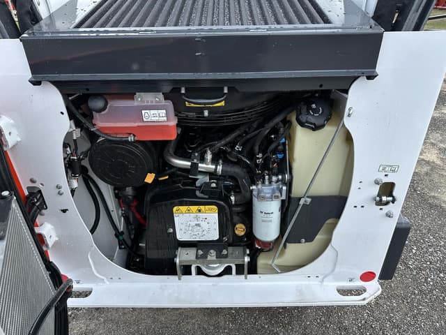 Image of Bobcat T66 equipment image 4