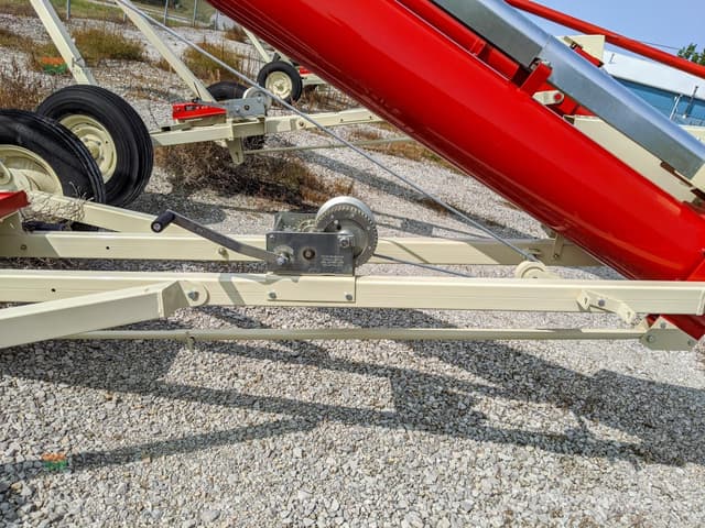 Image of Buhler Farm King 1031 equipment image 4