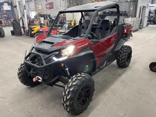 Image of Can-Am Commander 1000R XT equipment image 1