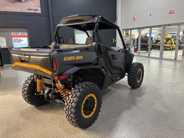 Image of Can-Am Commander 1000R XT-P equipment image 2