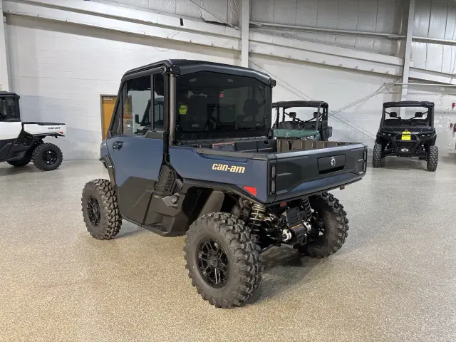 Image of Can-Am Defender Limited HD11 equipment image 4