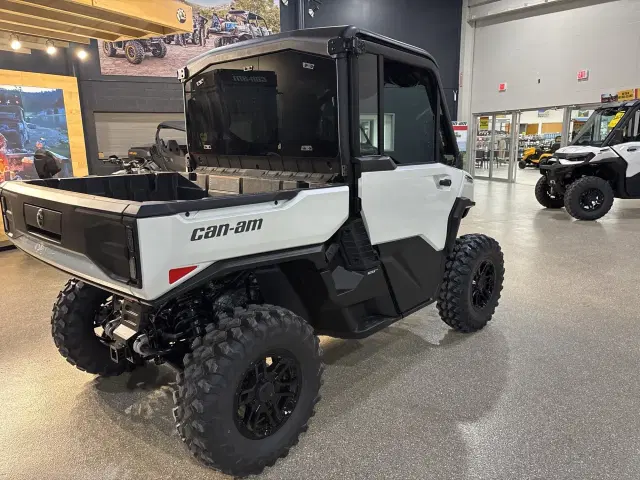 Image of Can-Am Defender Limited HD11 equipment image 2
