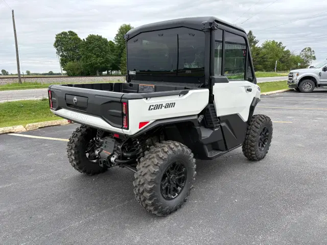 Image of Can-Am Defender Limited HD11 equipment image 4