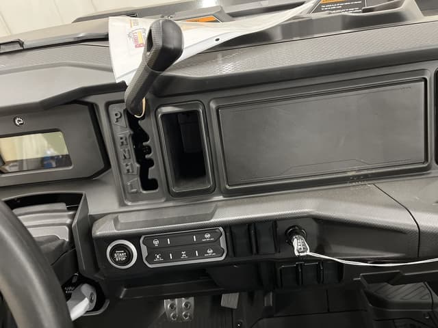 Image of Can-Am Defender XT HD11 equipment image 3