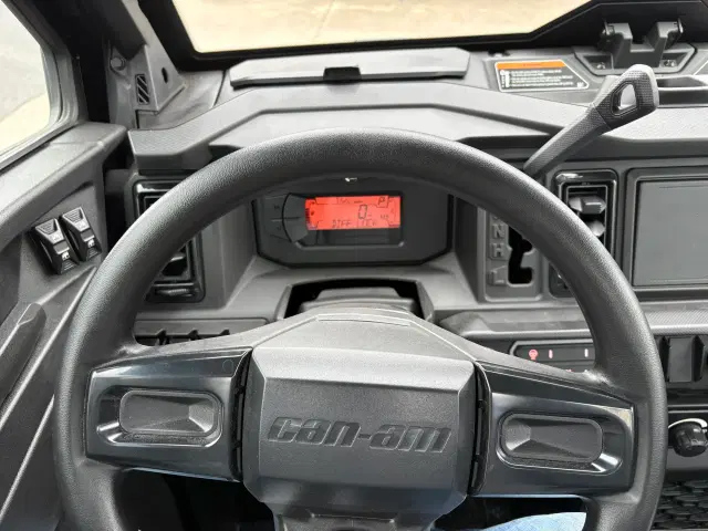 Image of Can-Am Defender XT HD11 equipment image 3
