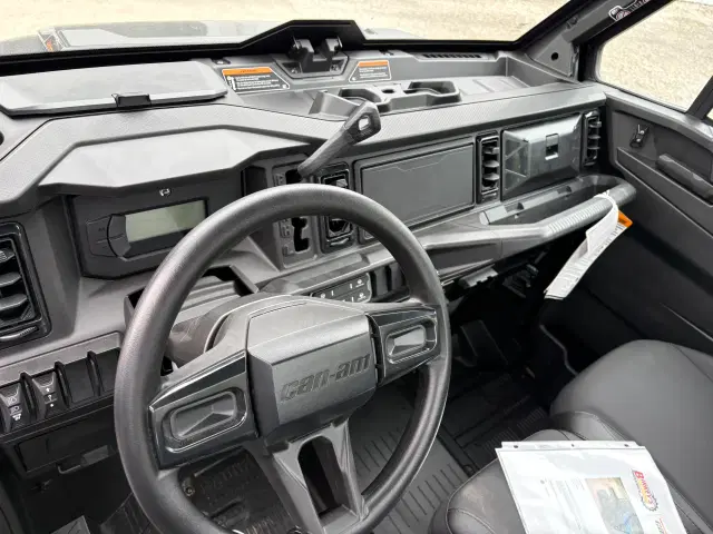 Image of Can-Am Defender XT HD11 equipment image 1