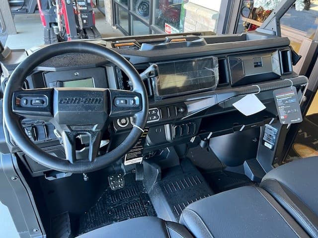 Image of Can-Am Defender XT HD11 equipment image 3