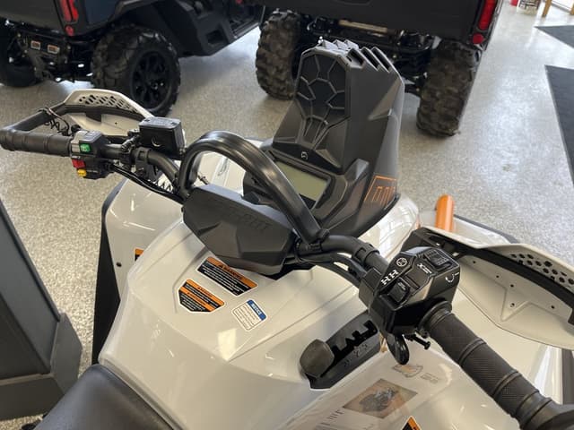 Image of Can-Am Renegade X MR 650 equipment image 3