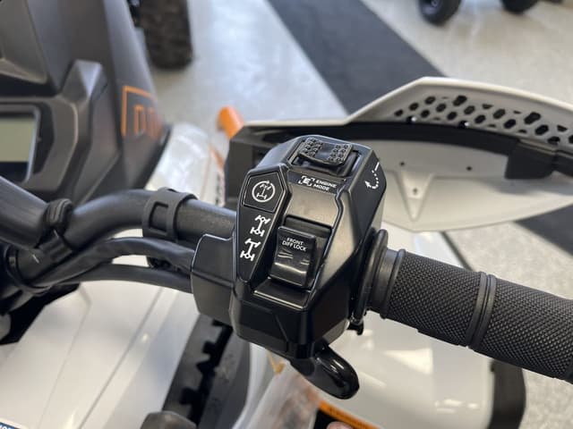 Image of Can-Am Renegade X MR 650 equipment image 4