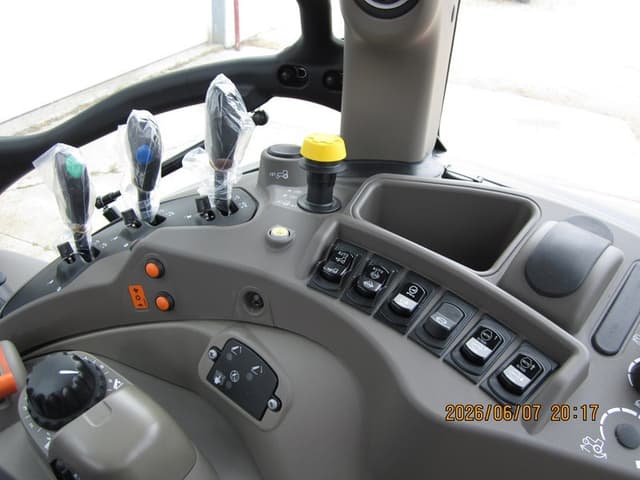 Image of Case IH Farmall 120 Super M equipment image 3