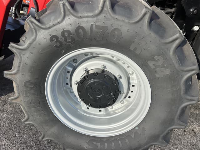 Image of Case IH Farmall 120C equipment image 4