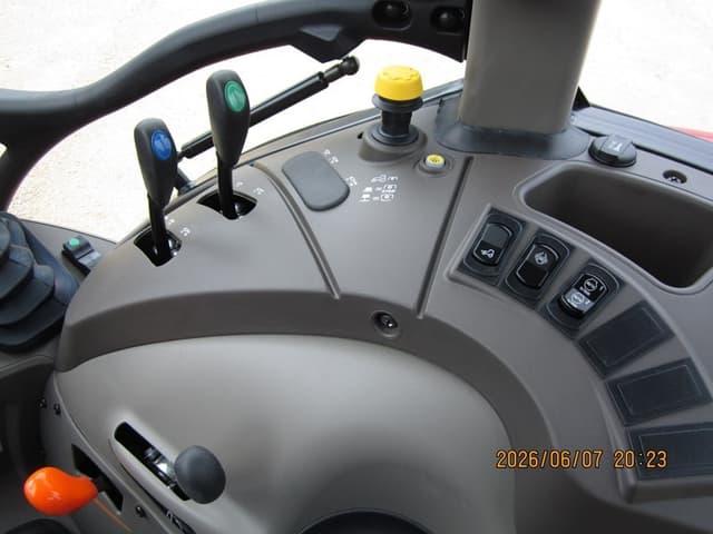 Image of Case IH Farmall 120C equipment image 2