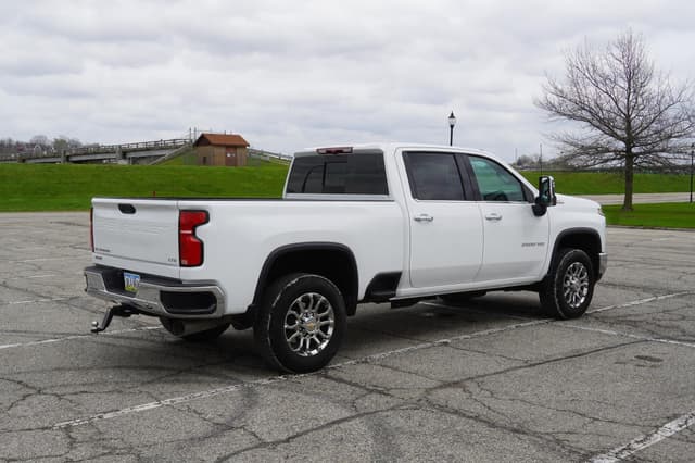 Image of Chevrolet 2500HD equipment image 4