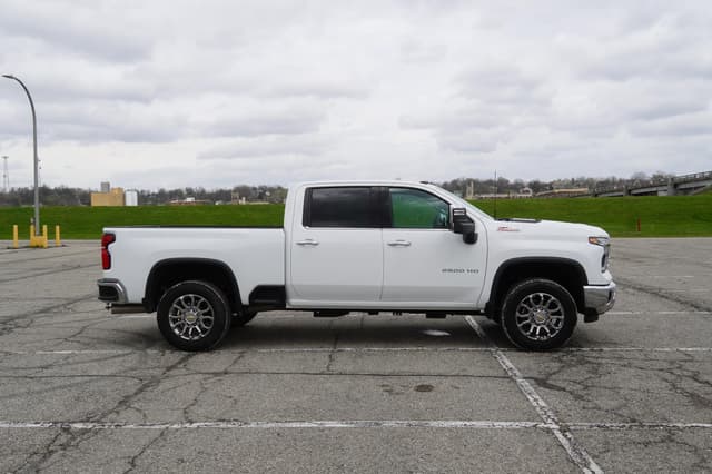 Image of Chevrolet 2500HD equipment image 3