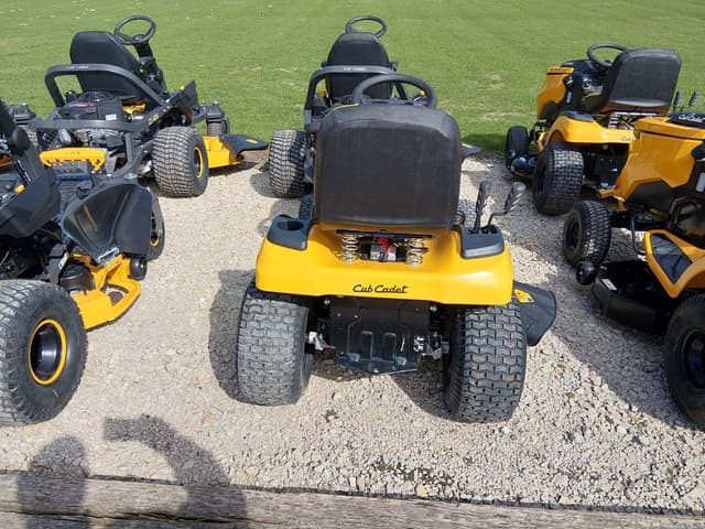 Image of Cub Cadet XT1 LT42 equipment image 4