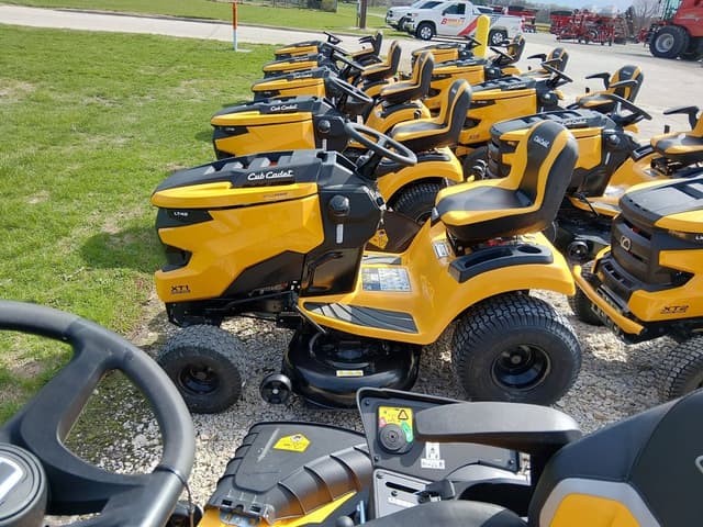 Image of Cub Cadet XT1 LT42 equipment image 2
