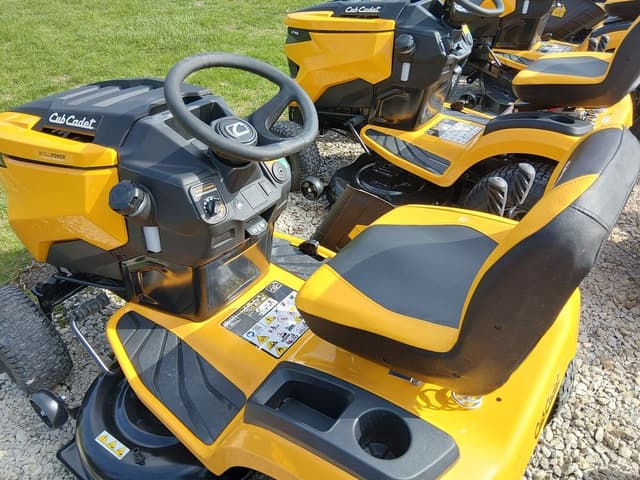 Image of Cub Cadet XT1 LT42 equipment image 4