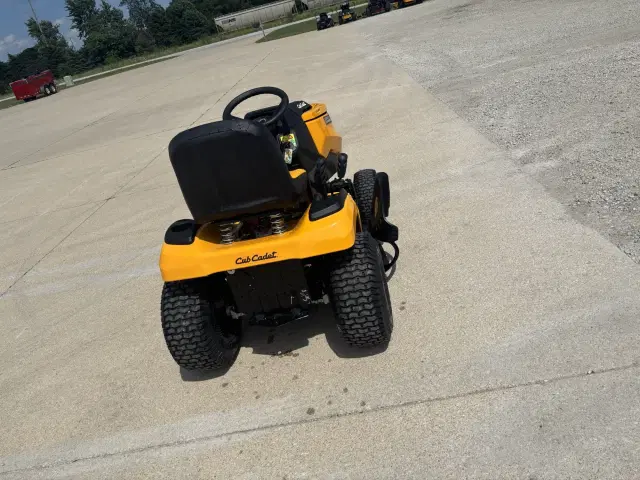Image of Cub Cadet XT1 LT42 equipment image 3