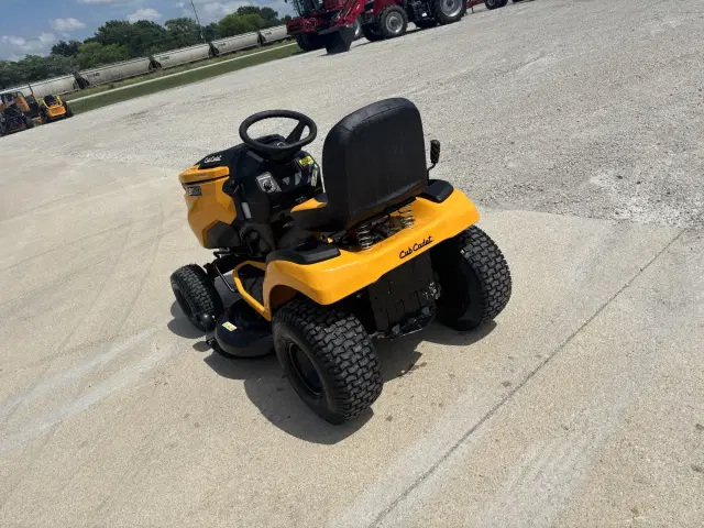 Image of Cub Cadet XT1 LT42 equipment image 4