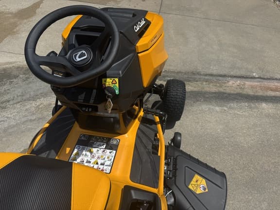 Image of Cub Cadet XT1 LT42 equipment image 4
