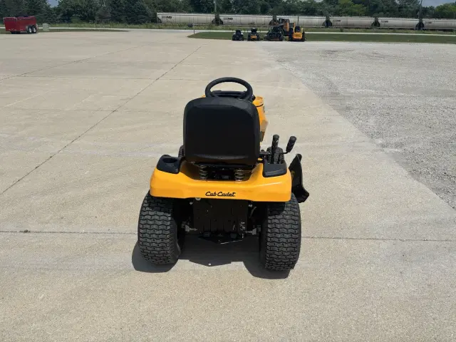Image of Cub Cadet XT1 LT42 equipment image 3