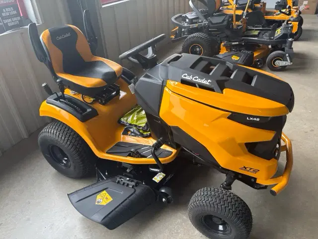 Image of Cub Cadet XT2 LX42 equipment image 1