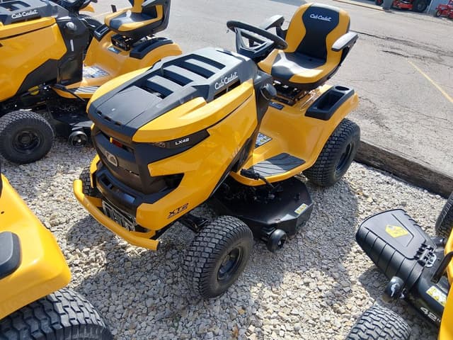 Image of Cub Cadet XT2 LX42 equipment image 2