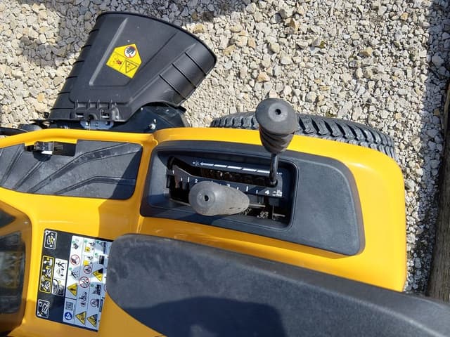 Image of Cub Cadet XT2 LX42 equipment image 4