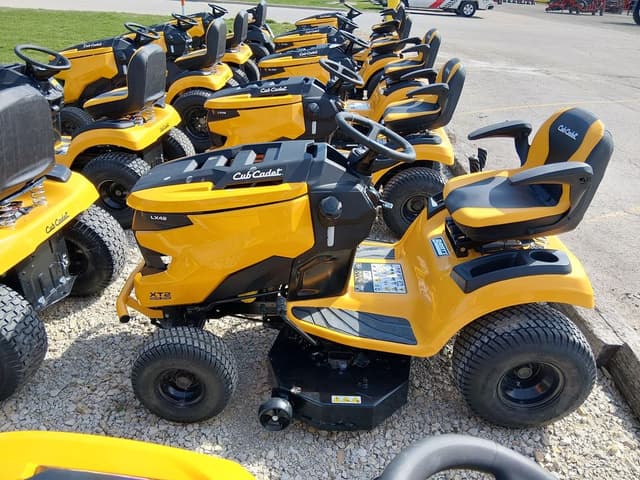 Image of Cub Cadet XT2 LX42 equipment image 3