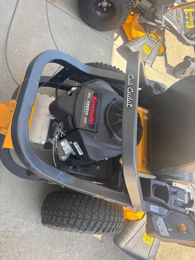 Image of Cub Cadet Z2 42 equipment image 4