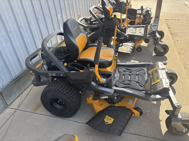 Image of Cub Cadet Z2 42 equipment image 2