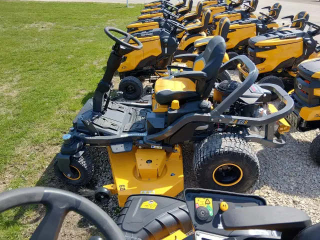 Image of Cub Cadet Z3 60S equipment image 3