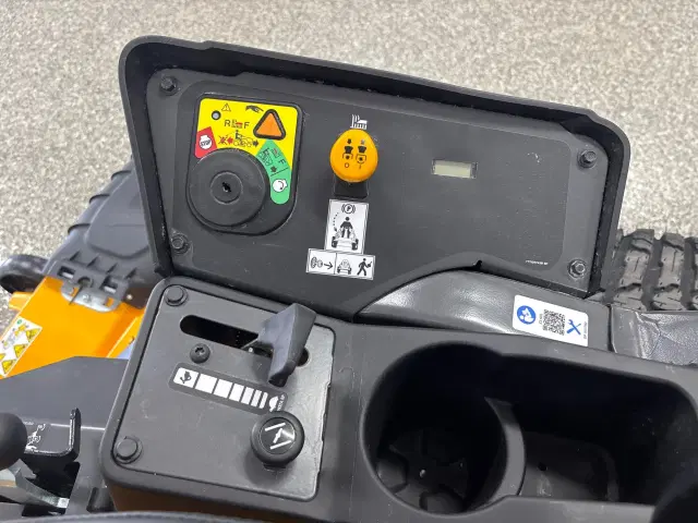 Image of Cub Cadet Z3 60S equipment image 3